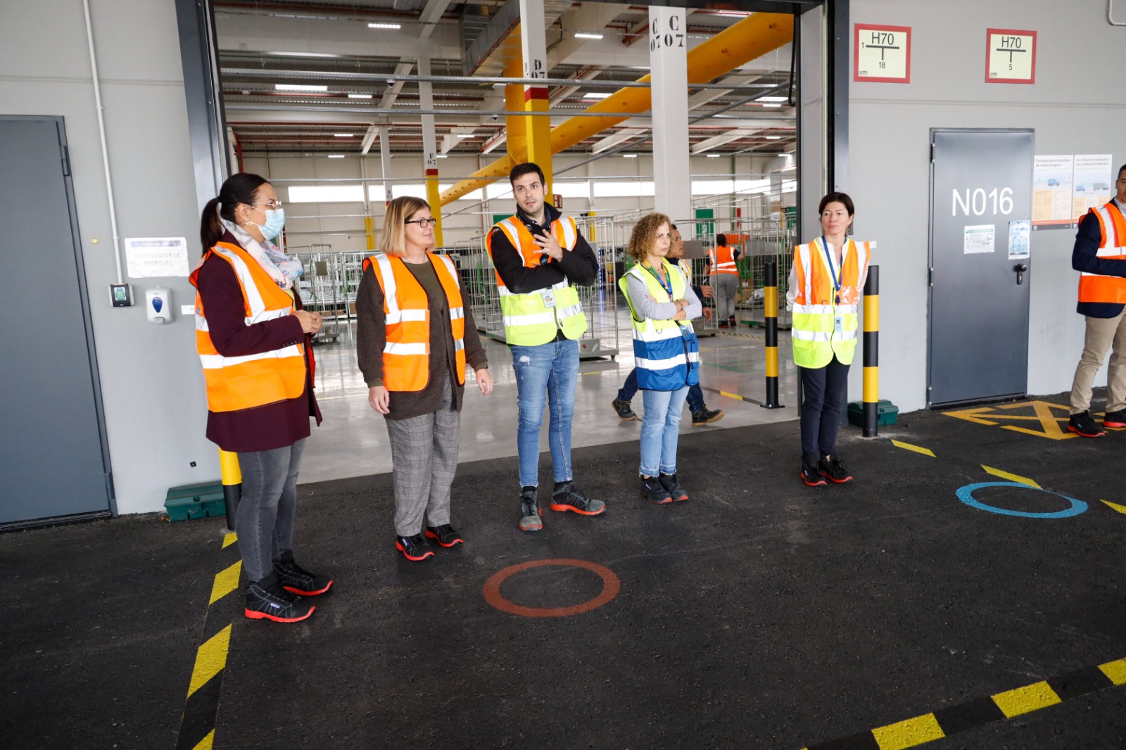 Texto Alternativo: La Alcaldesa visita el centro logístico de última milla de Amazon en Móstoles