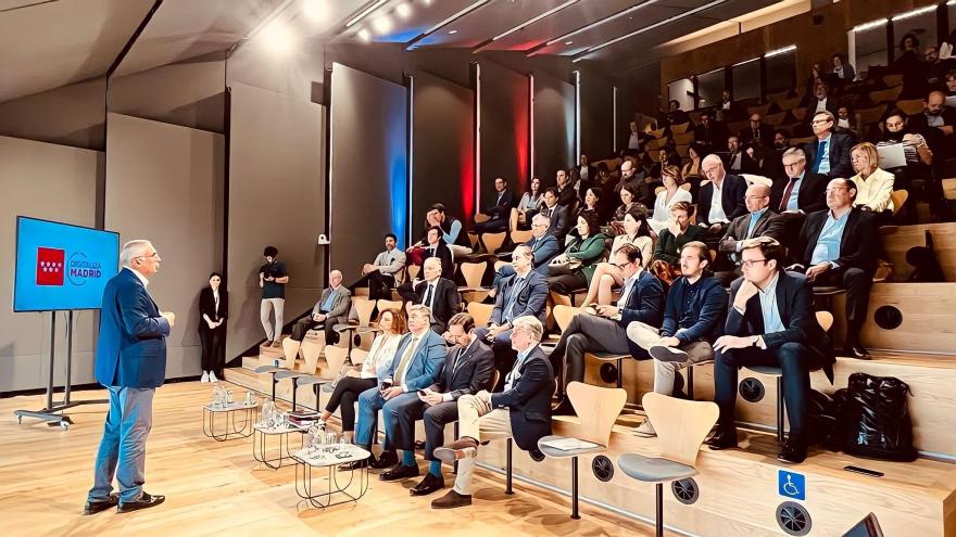 Texto Alternativo: La Comunidad de Madrid conoce soluciones innovadoras para la digitalización de la Administración, como la aplicación del metaverso