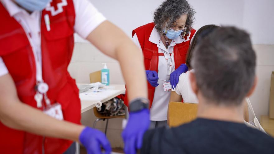 Texto Alternativo: La Comunidad de Madrid inicia la vacunación de gripe y cuarta dosis de COVID a mayores de 60 años y grupos de riesgo, como pacientes crónicos o embarazadas