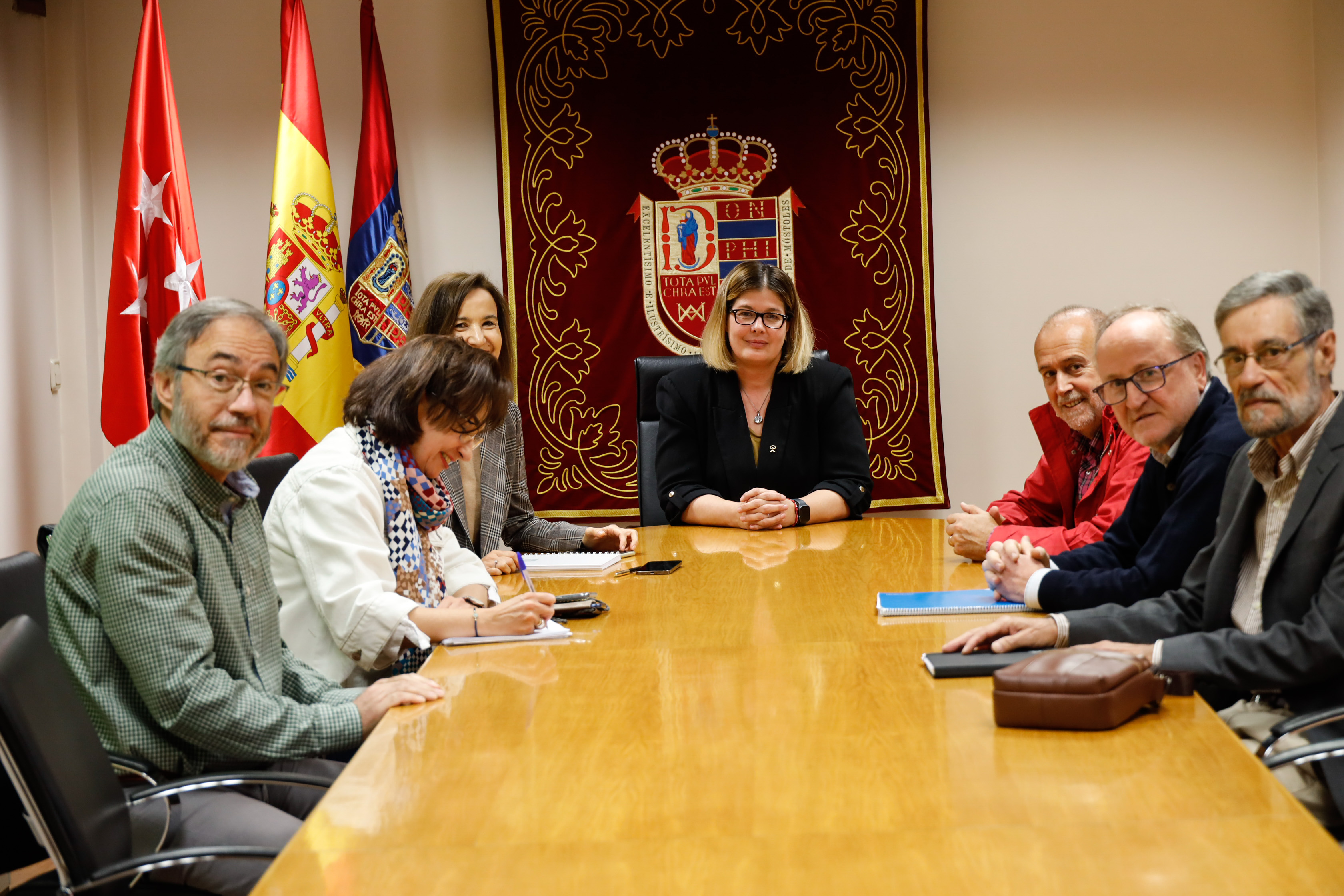 Texto Alternativo: La Alcaldesa se reúne con la Asociación de Familiares y Amigos en Favor de las Personas con Discapacidad Intelectual de Móstoles (AFANDEM)