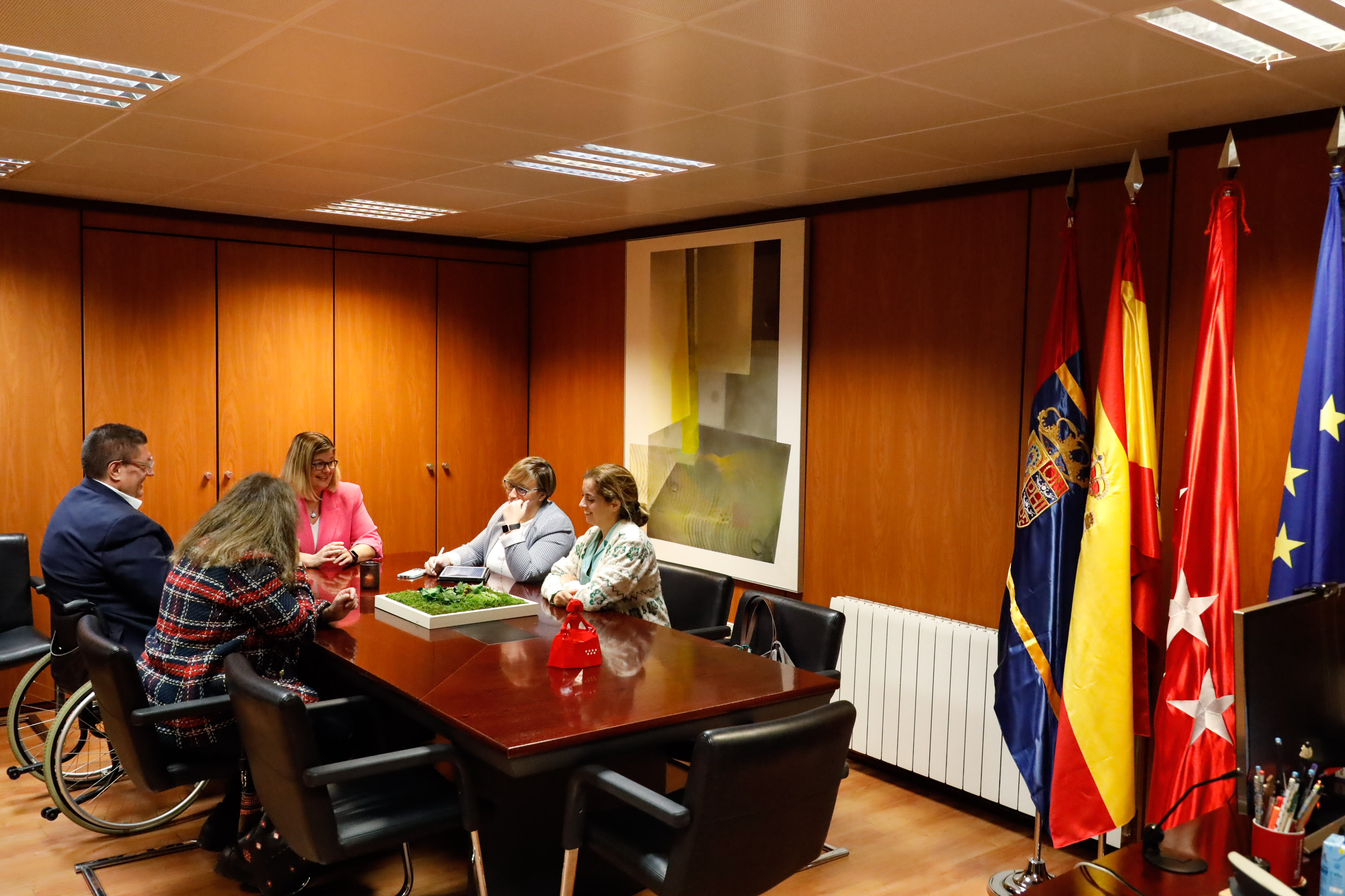 Texto Alternativo: La Alcaldesa se reúne con ADISFIM