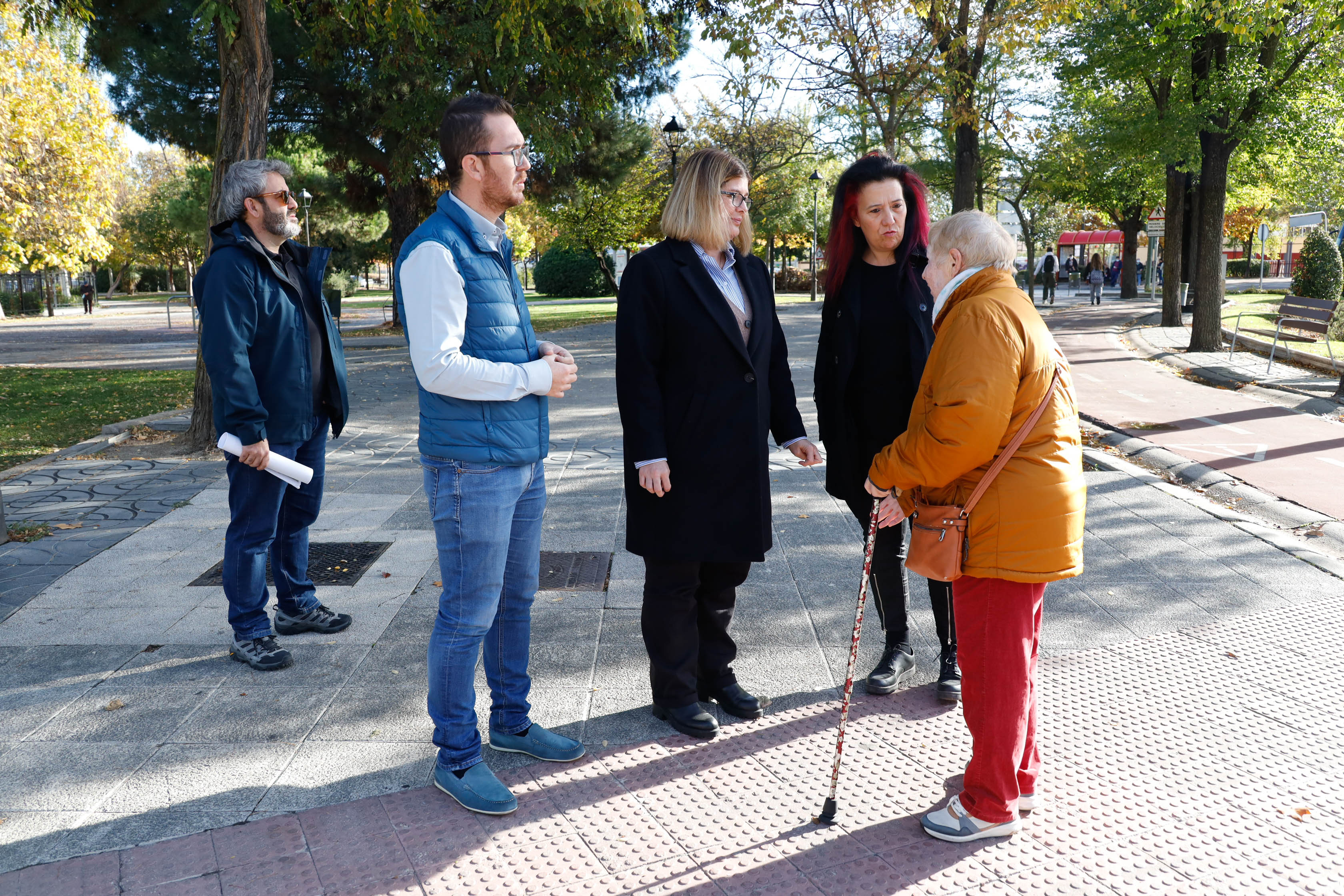 Texto Alternativo: El Gobierno de Móstoles instala 300 nuevos bancos en calles y parques