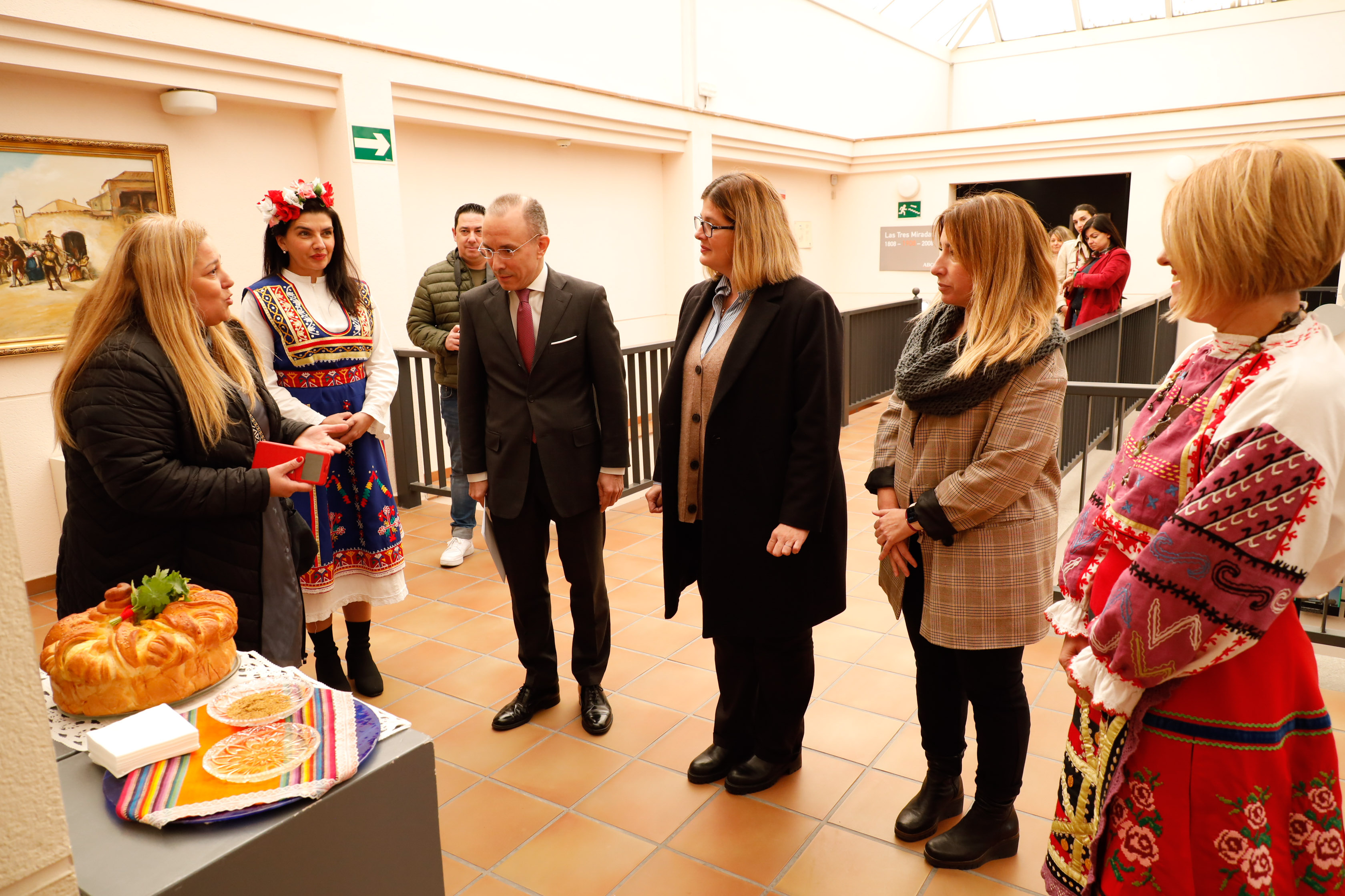 Texto Alternativo: La Alcaldesa inaugura la exposición Hechos de abril de 1876 en Perushtitsa, Bulgaria
