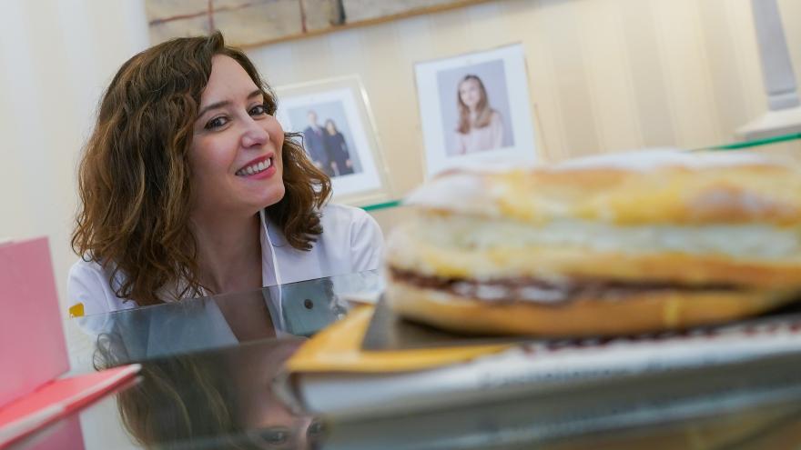 Texto Alternativo: Díaz Ayuso, con los pasteleros artesanos para promocionar el dulce típico de la Corona de la Almudena