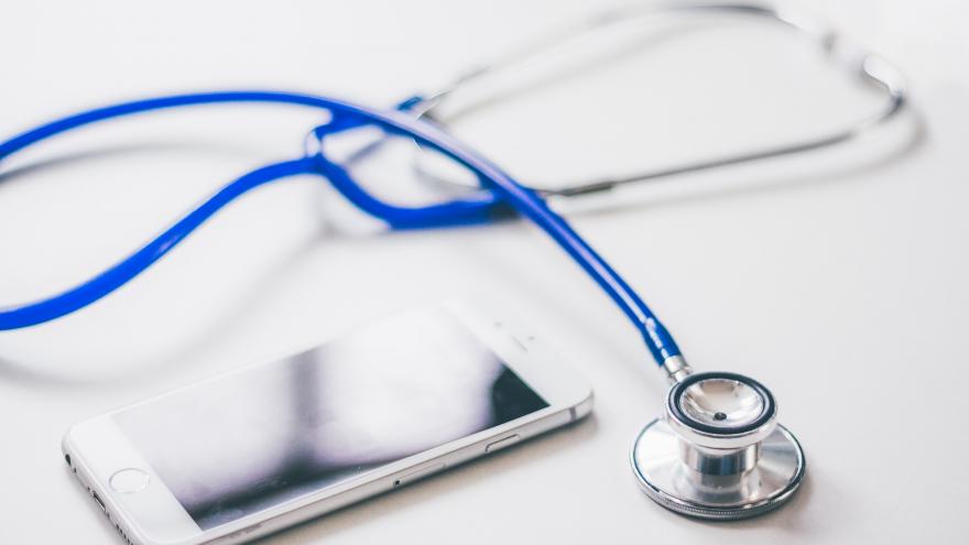 Texto Alternativo: Los hospitales públicos de la Comunidad de Madrid han realizado más de 320.000 consultas con telemedicina en lo que va de año