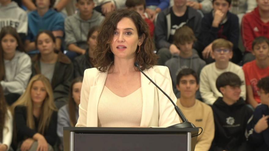 Texto Alternativo: Díaz Ayuso adelanta la subida salarial a los docentes madrileños que cobrarán en la nómina de noviembre con efectos retroactivos desde el inicio del curso