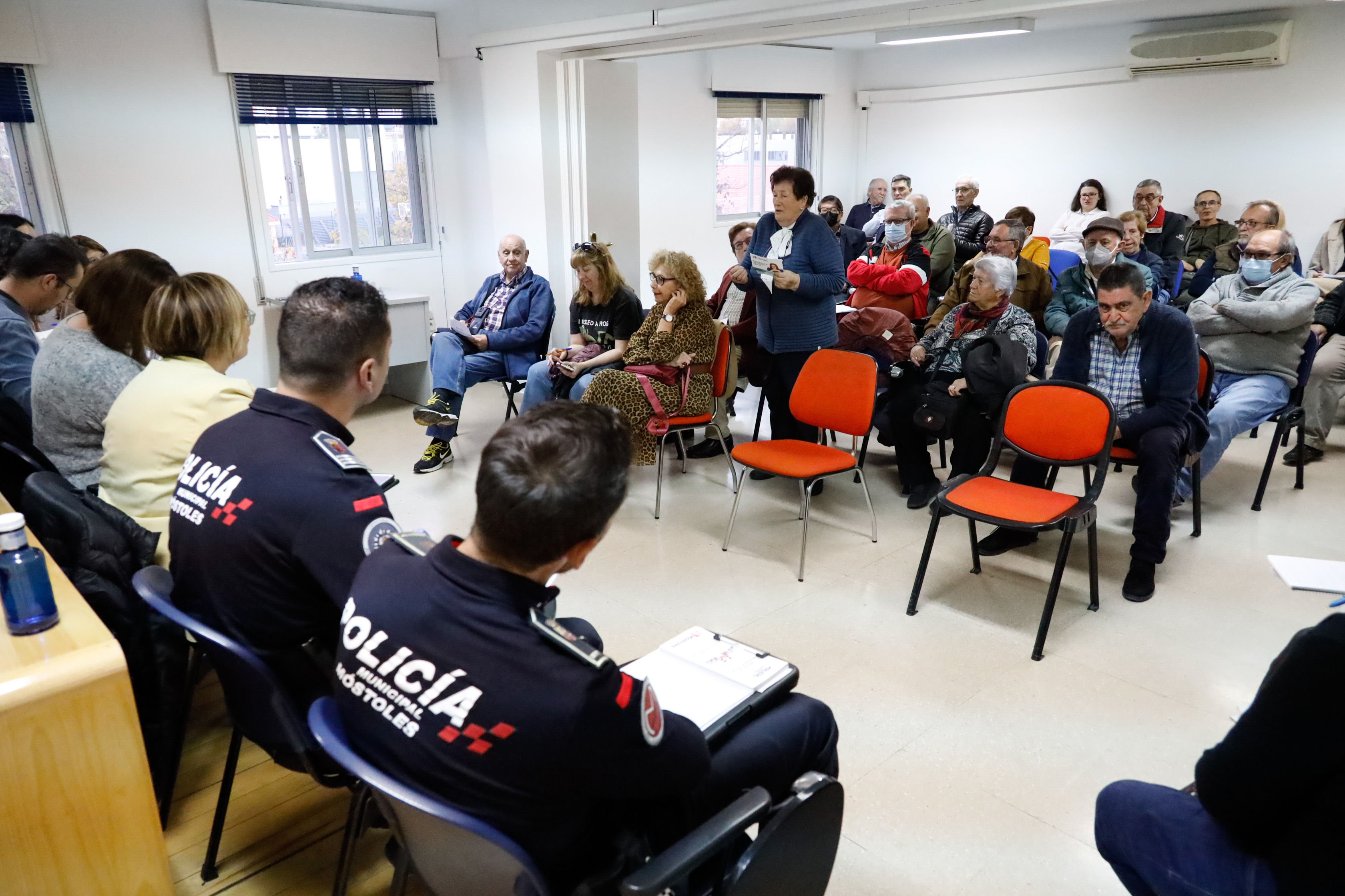 Texto Alternativo: La Alcaldesa se reúne con vecinas y vecinos del Distrito 3 en una nueva Asamblea Vecinal Abierta