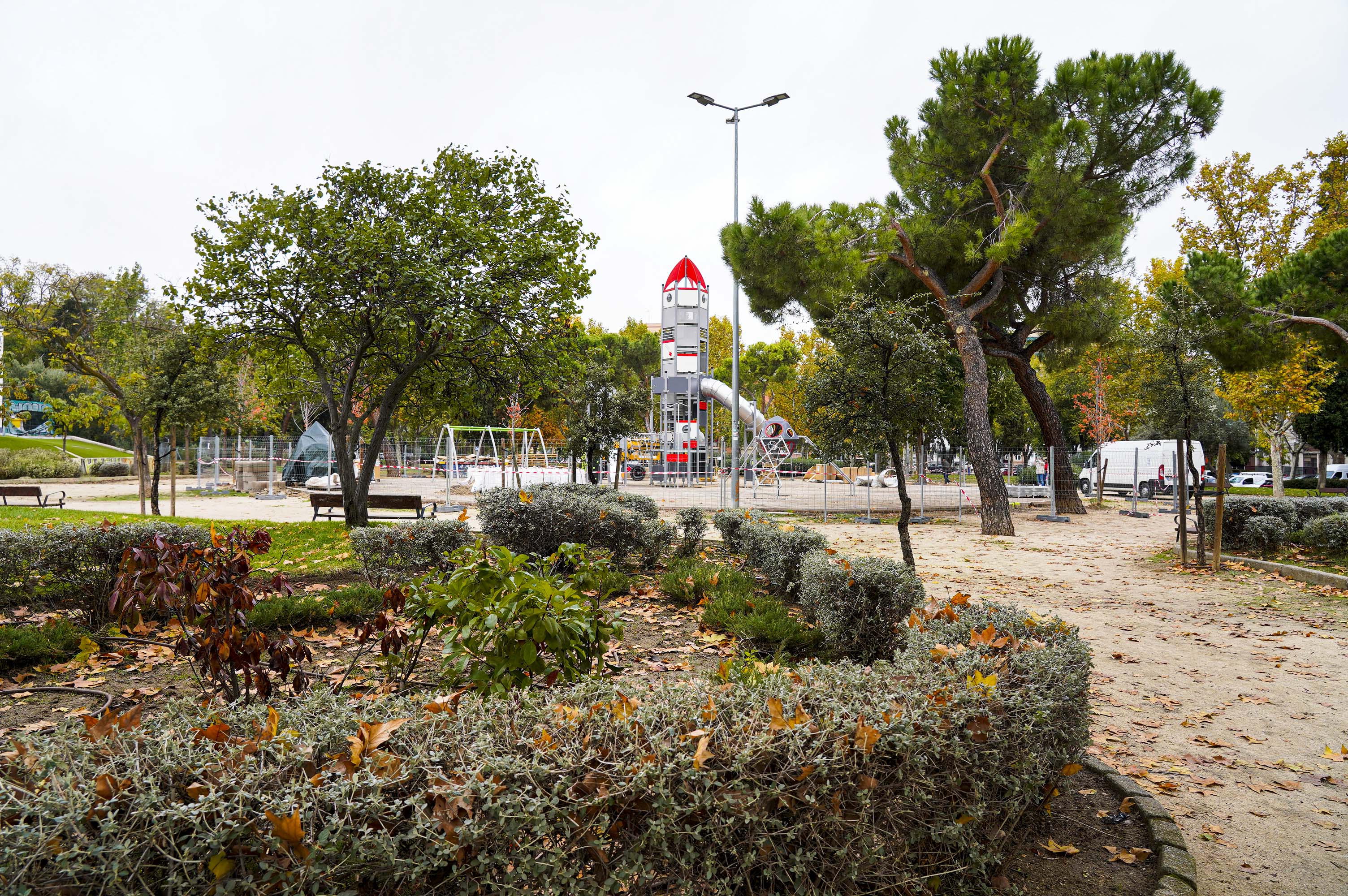 Texto Alternativo: El cohete del área infantil del Parque de La Paz, casi listo para despegar