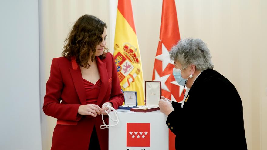 Texto Alternativo: Díaz Ayuso recibe la Medalla de la Beata María Ana de Jesús