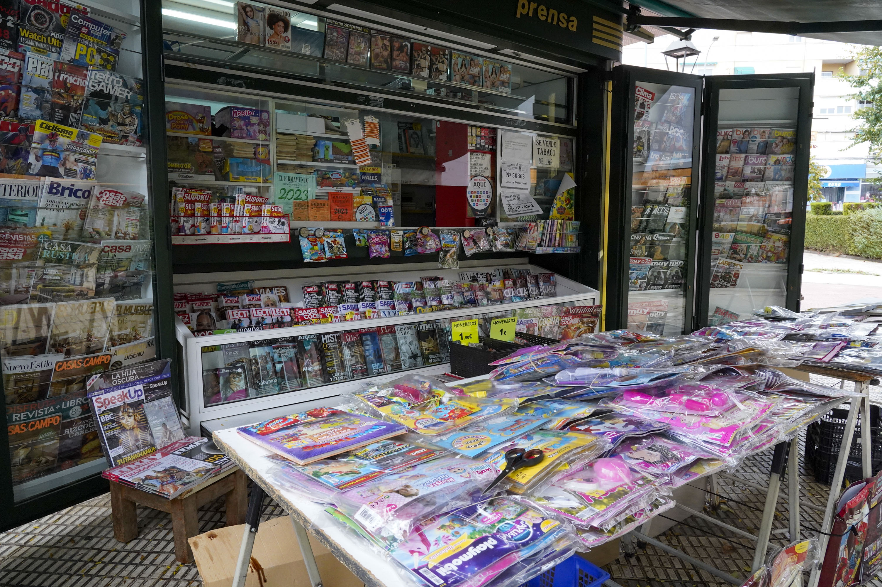 Texto Alternativo: El Gobierno de Móstoles anima a comprar en quioscos de prensa con una campaña de apoyo al comercio local