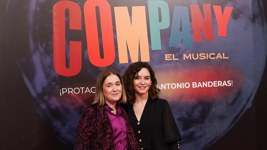 Texto Alternativo: Díaz Ayuso asiste a la reapertura del Teatro Albéniz con el musical Company, de Antonio Banderas