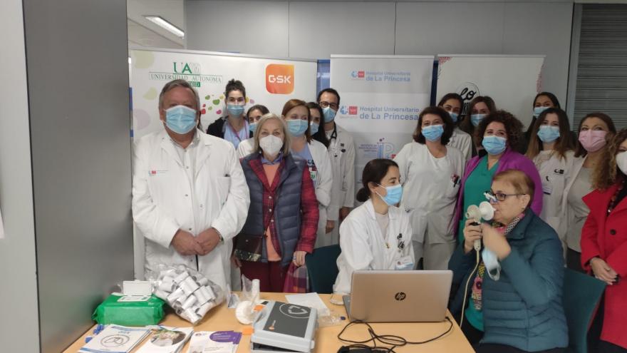 Texto Alternativo: El Servicio de Neumología del Hospital de La Princesa celebra el Día Mundial de la EPOC con información y prevención