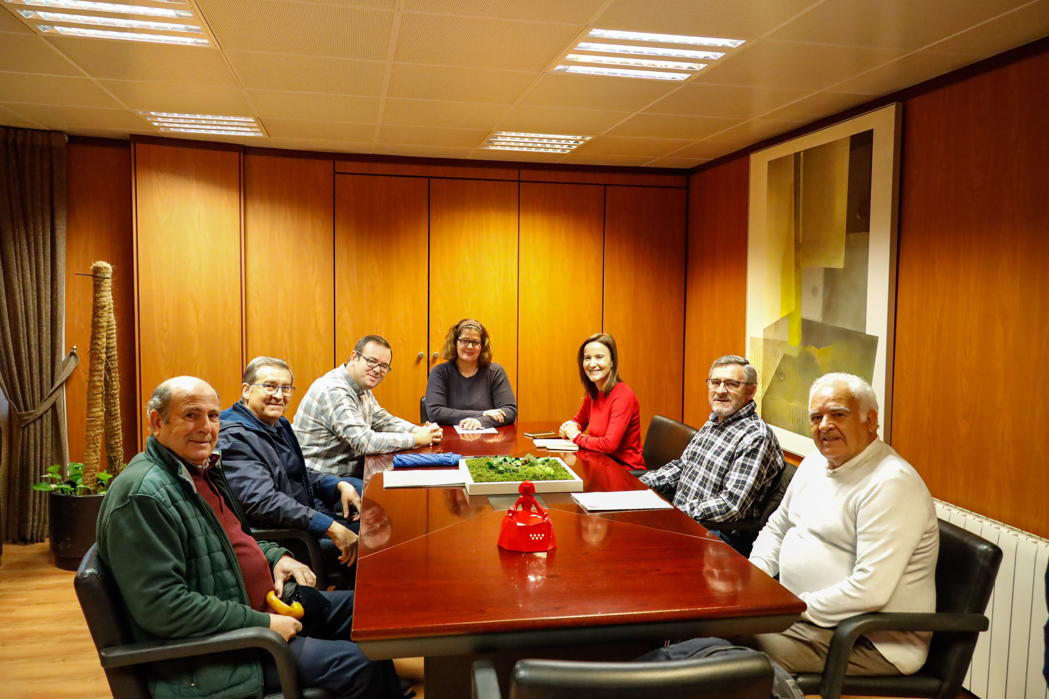 Texto Alternativo: La Alcaldesa recibe a la Agrupación Deportiva de Petanca de Móstoles