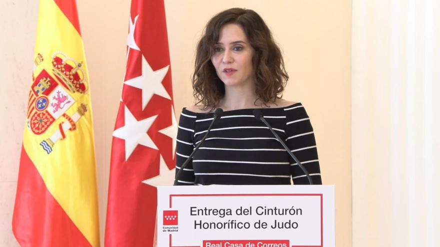 Texto Alternativo: Díaz Ayuso recibe el Cinturón Negro Honorífico de la Real Federación Española de Judo