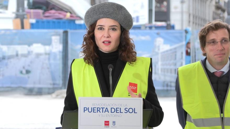 Texto Alternativo: Díaz Ayuso comprueba el avance de las obras de la Puerta del Sol y su entorno