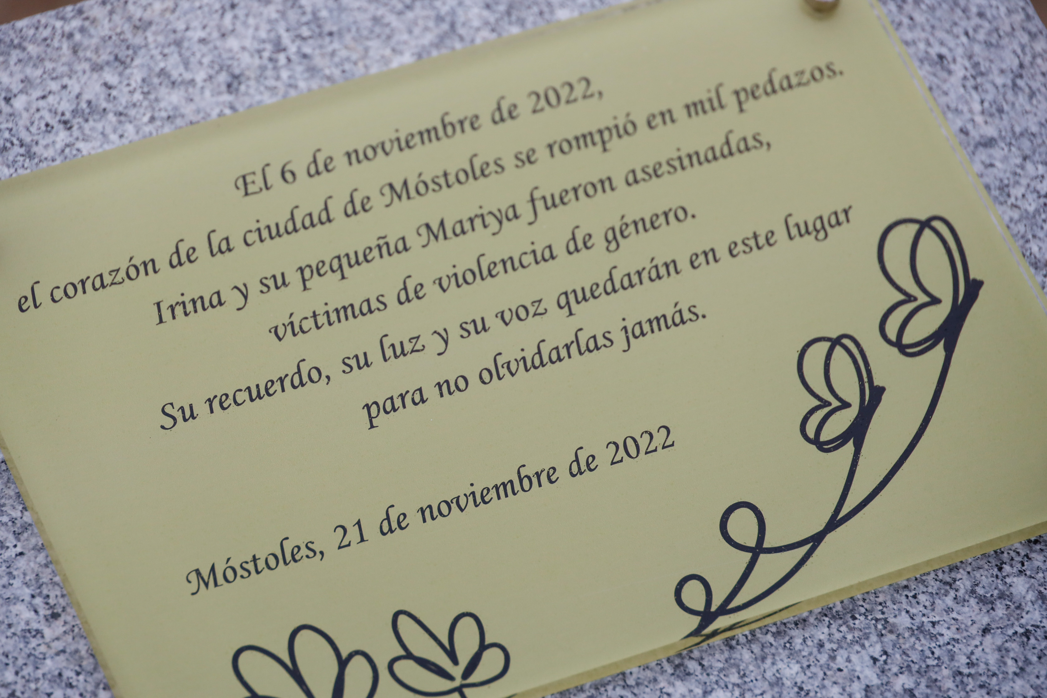 Texto Alternativo: Árboles y una placa para no olvidar a Irina y Mariya, asesinadas por violencia machista