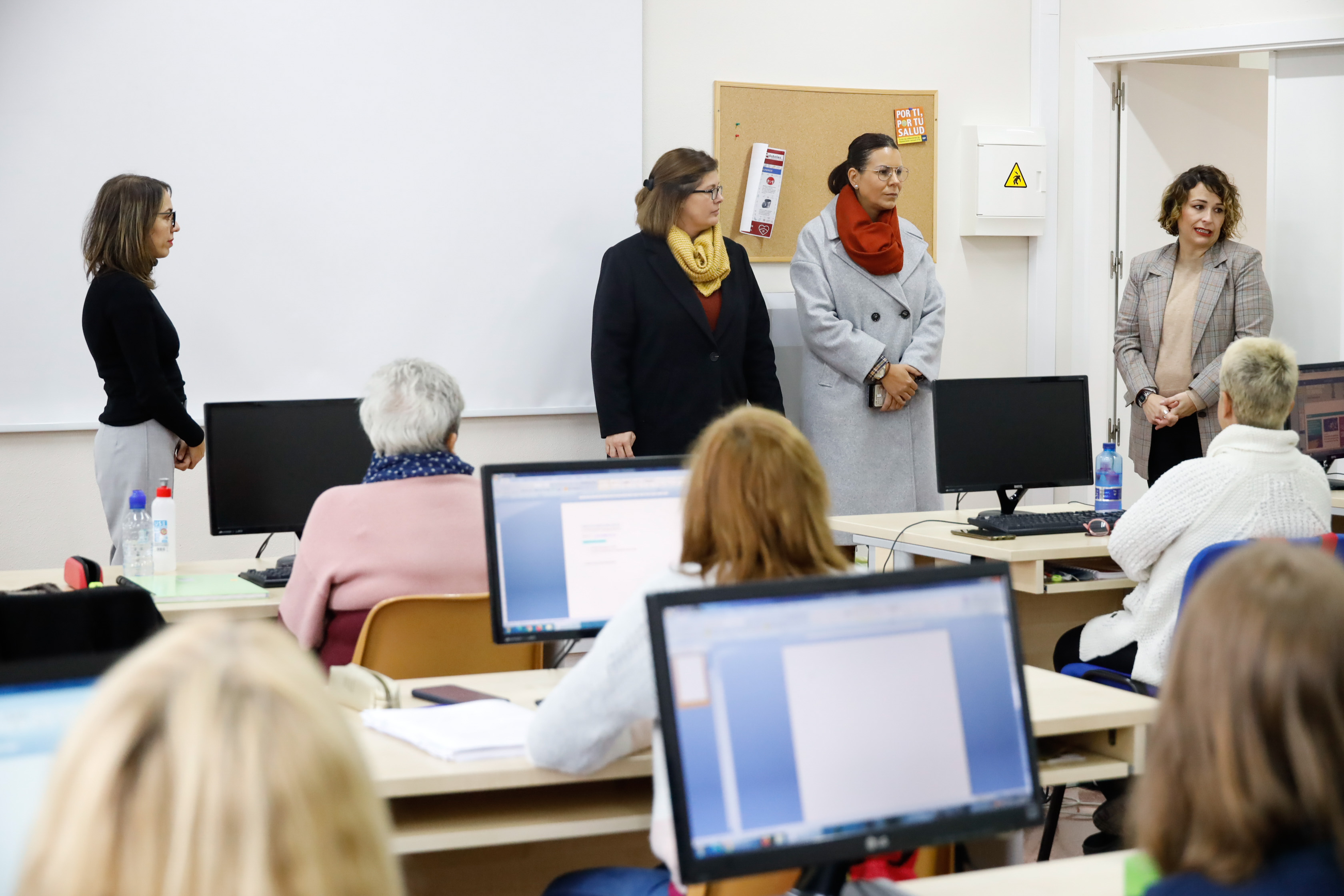Texto Alternativo: Móstoles Desarrollo contratará como auxiliares de acompañamiento a personas desempleadas tras formarse en un programa municipal