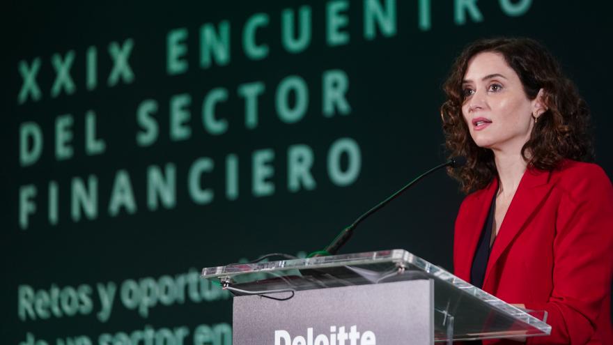 Texto Alternativo: Díaz Ayuso defiende el sistema bancario español: “No podemos tolerar que se convierta en un saco de boxeo en el que descargar las frustraciones políticas”