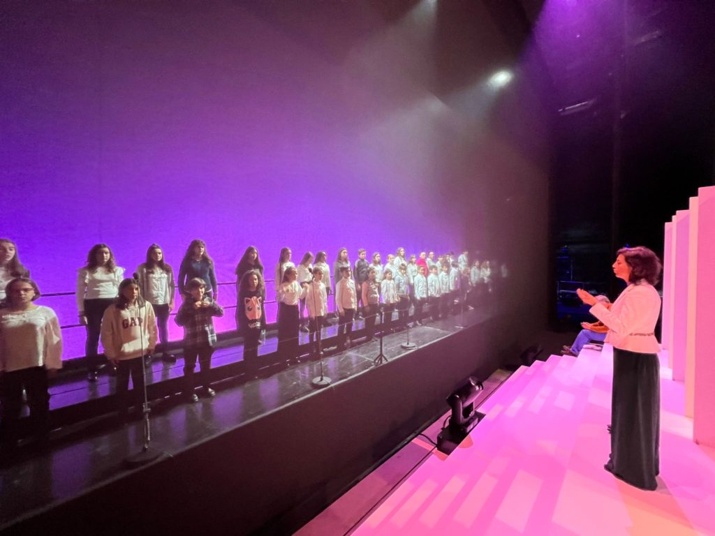 Texto Alternativo: El Coro Infantil de Getafe actuó junto a Luz Casal en el Teatro Real de Madrid