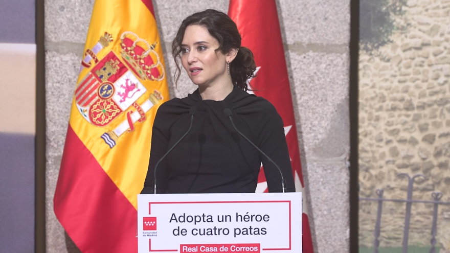 Texto Alternativo: Díaz Ayuso la Comunidad de Madrid presenta una campaña para animar a a la adopción de perros que han prestado servicio a los Cuerpos y Fuerzas de Seguridad del Estado