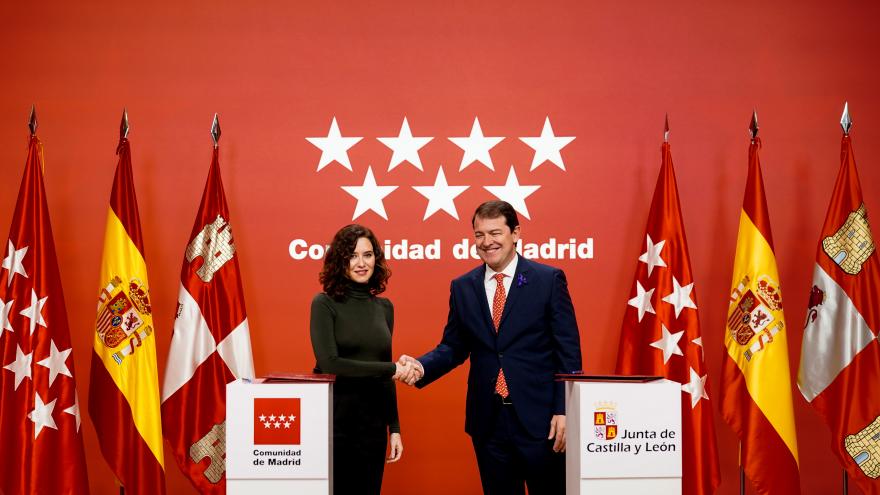 Texto Alternativo: Díaz Ayuso firma con Fernández Mañueco un protocolo para reforzar los sistemas sanitarios de Madrid y Castilla y León y cooperar en dependencia y educación