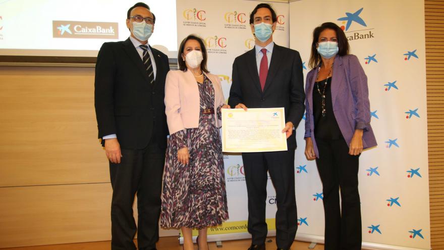 Texto Alternativo: El jefe de Sección de Cardiología del Hospital Puerta de Hierro recibe el primer premio de investigación que otorga el Colegio de Médicos de Córdoba