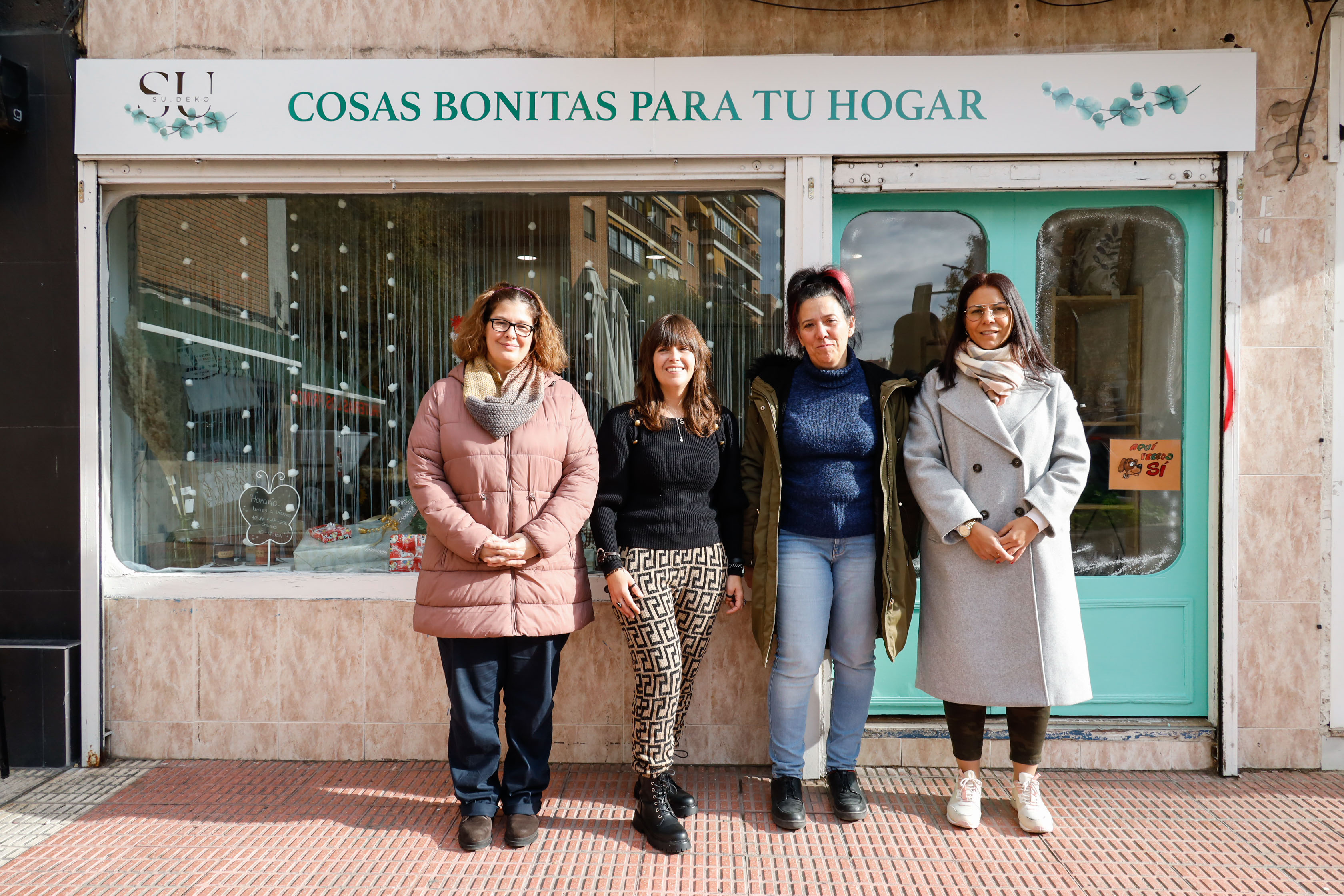 Texto Alternativo: La Alcaldesa visita la tienda de decoración Su Deko
