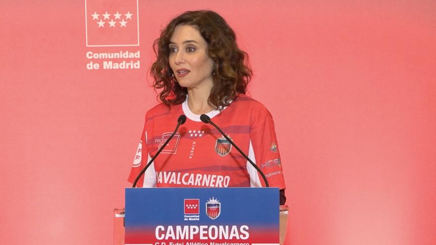 Texto Alternativo: Díaz Ayuso celebra el éxito “peleado y merecido” de las jugadoras del Futsi Atlético Navalcarnero, un ejemplo de “esfuerzo y superación”