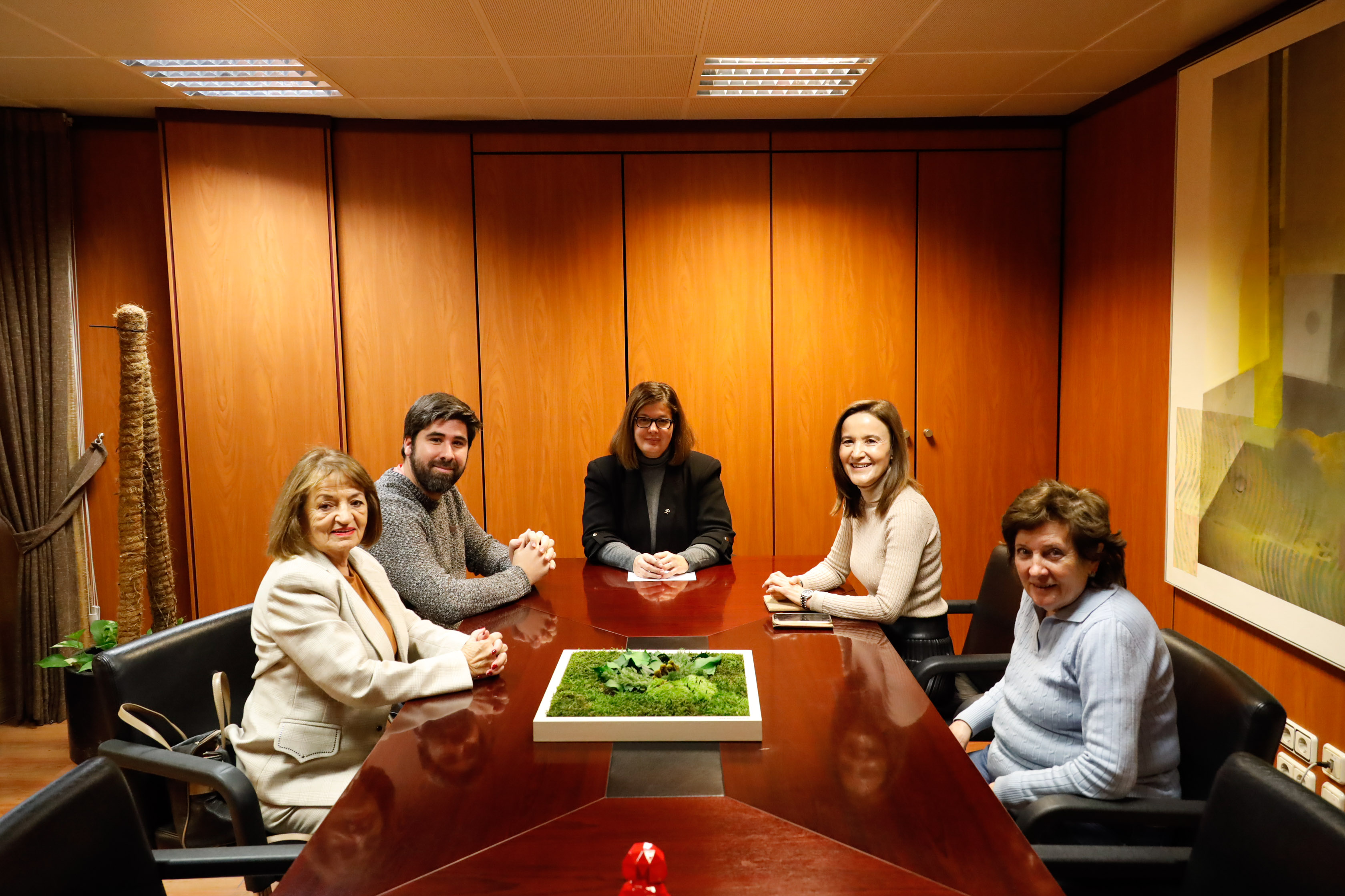 Texto Alternativo: La Alcaldesa se reúne con la Asociación de Tejidos Artísticos ATAR