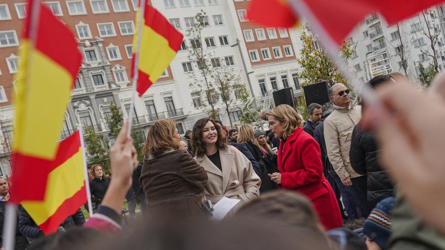 Texto Alternativo: Díaz Ayuso asiste al izado de la Bandera Nacional en homenaje a la Constitución Española