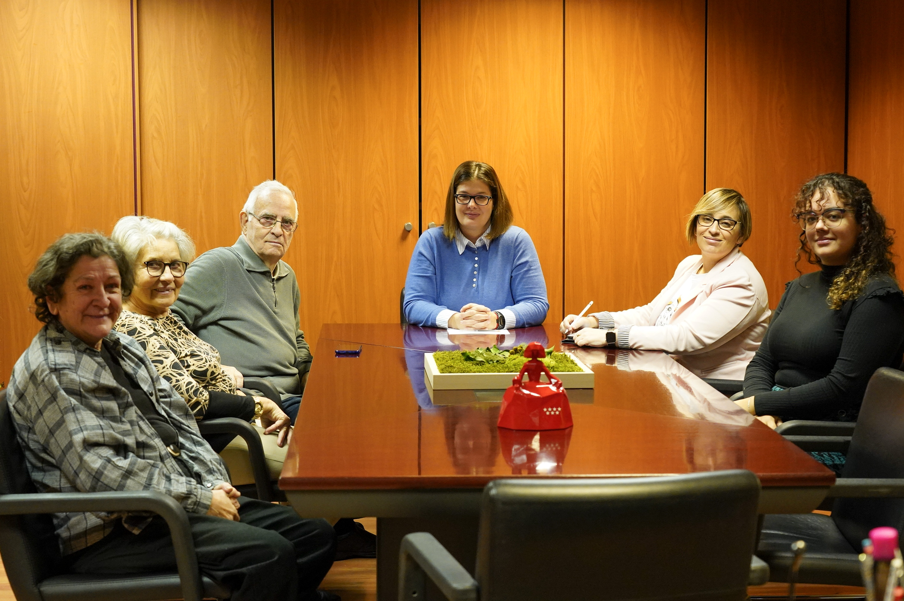 Texto Alternativo: La Alcaldesa se reúne con la Asociación para la Integración Social de Personas Sordas de Móstoles Julumaca