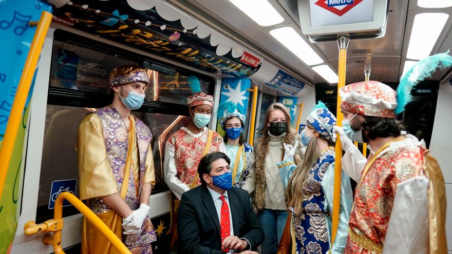 Texto Alternativo: La Comunidad de Madrid recibe a los Pajes Reales del Tren de la Navidad de Metro