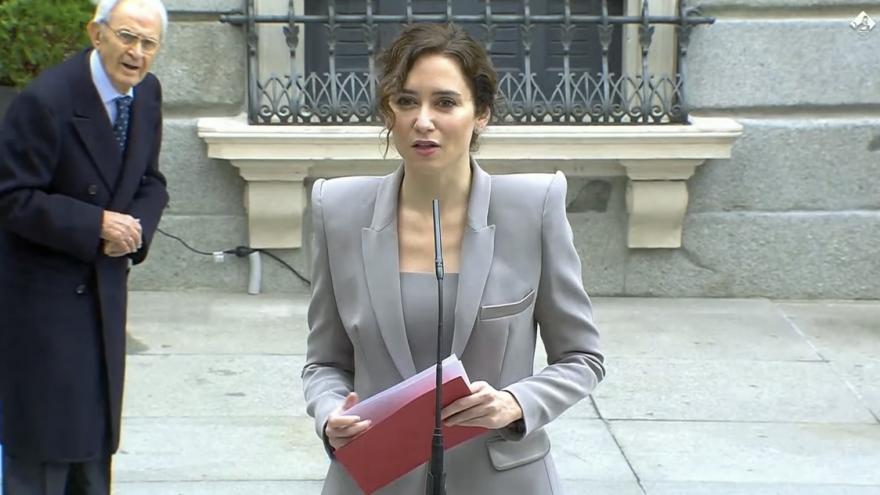 Texto Alternativo: Díaz Ayuso defiende la “fortaleza” de la Constitución y reclama “convicción, firmeza y compromiso para protegerla y cumplirla”