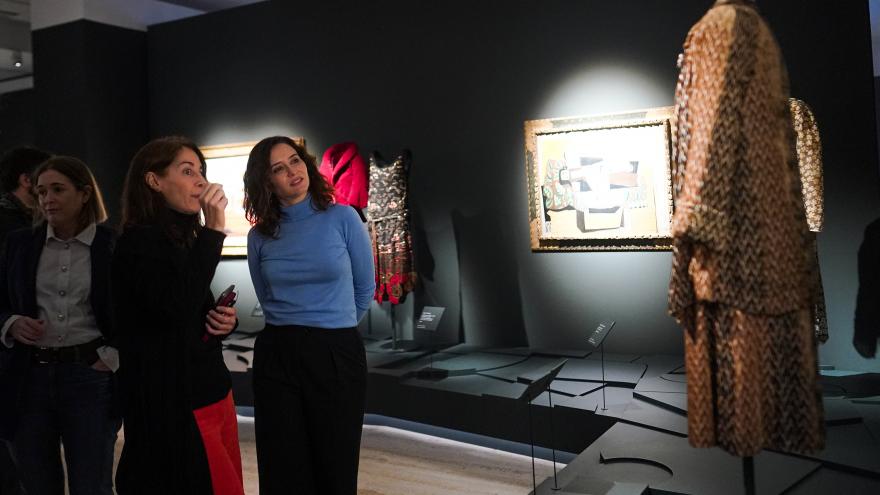 Texto Alternativo: Díaz Ayuso visita la muestra dedicada a Pablo Picasso y Gabrielle Chanel en el Museo Thyssen-Bornemisza