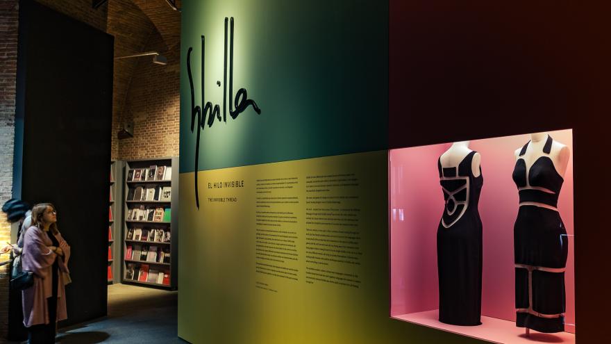 Texto Alternativo: La Comunidad de Madrid invita a conocer los diseños de Sybilla, el realismo de Amalia Avia, la pintura de Martin Wong y la contemporaneidad de Zóbel