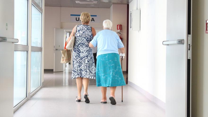 Texto Alternativo: La Comunidad de Madrid ofrece formación gratuita a profesionales de residencias en el cuidado de enfermos de Alzheimer y sus familias