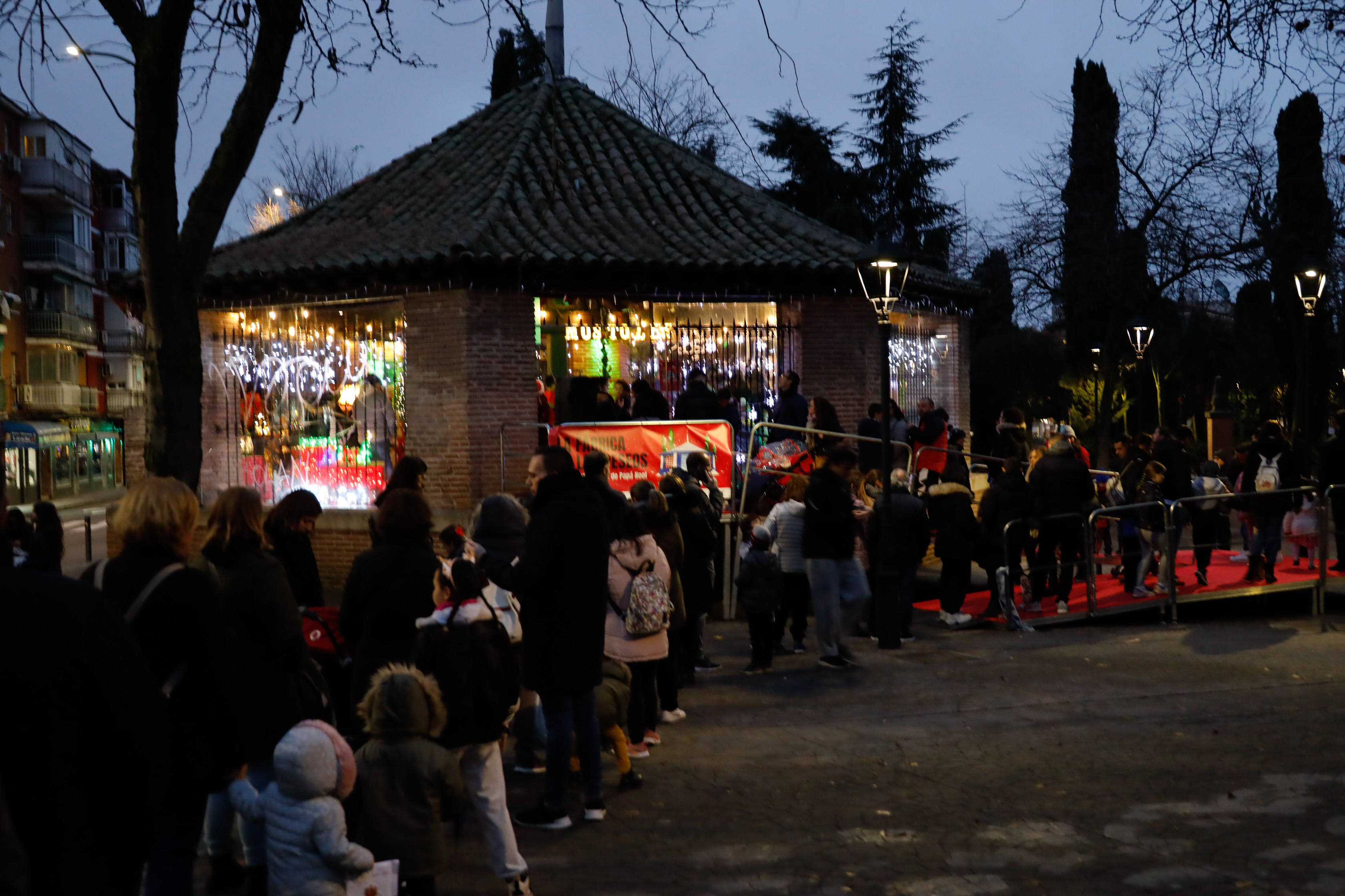 Texto Alternativo: Más de 500 personas visitaron la casa de Papa Noel en Móstoles en su día de apertura