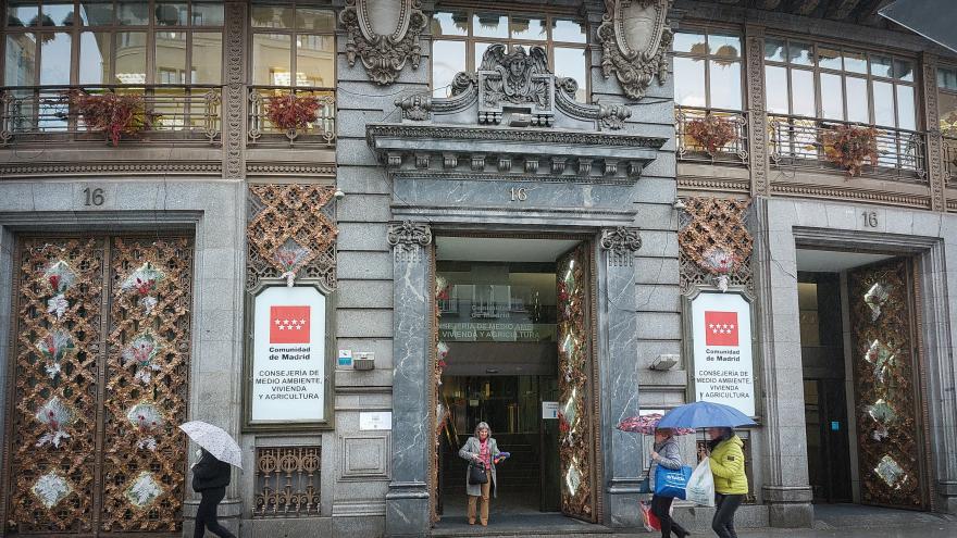 Texto Alternativo: La Comunidad de Madrid expone en Navidad la primera fachada institucional decorada con 30 especies de plantas secas