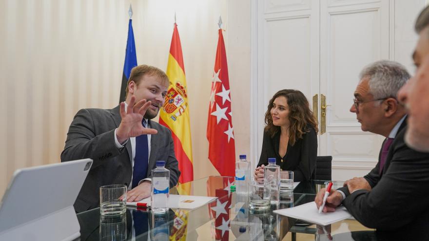 Texto Alternativo: Díaz Ayuso intercambia con el ministro de Tecnologías de la Información de Estonia experiencias sobre el proceso de digitalización