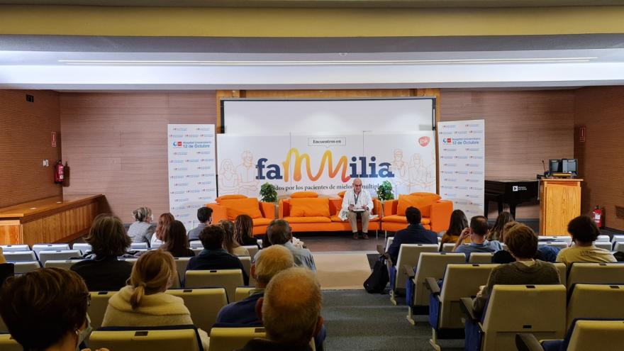Texto Alternativo: Hematólogos, pacientes y familiares del Hospital 12 de Octubre comparten experiencias sobre cómo vivir con un mieloma múltiple