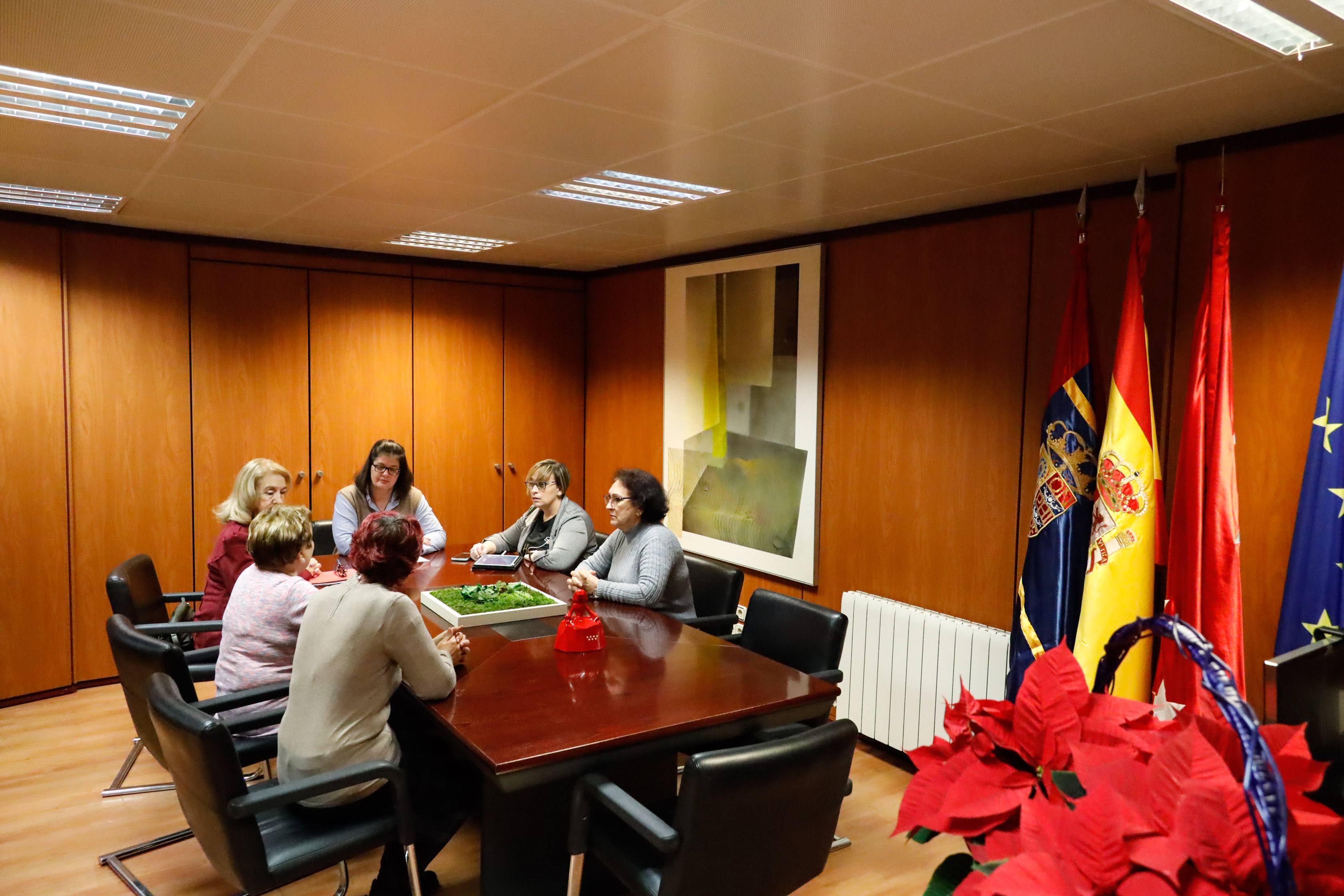 Texto Alternativo: La Alcaldesa se reúne con la Asociación Democrática de Mujeres de Móstoles