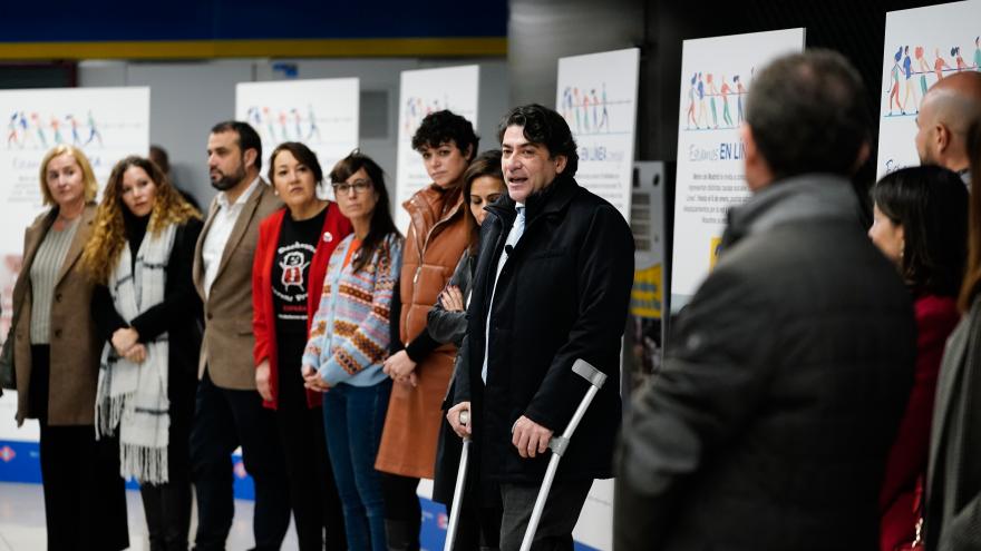Texto Alternativo: La Comunidad de Madrid el Gobierno de la Comunidad de Madrid presenta la campaña de Metro Estamos en línea contigo cediendo espacios publicitarios de la red a doce entidades sociales