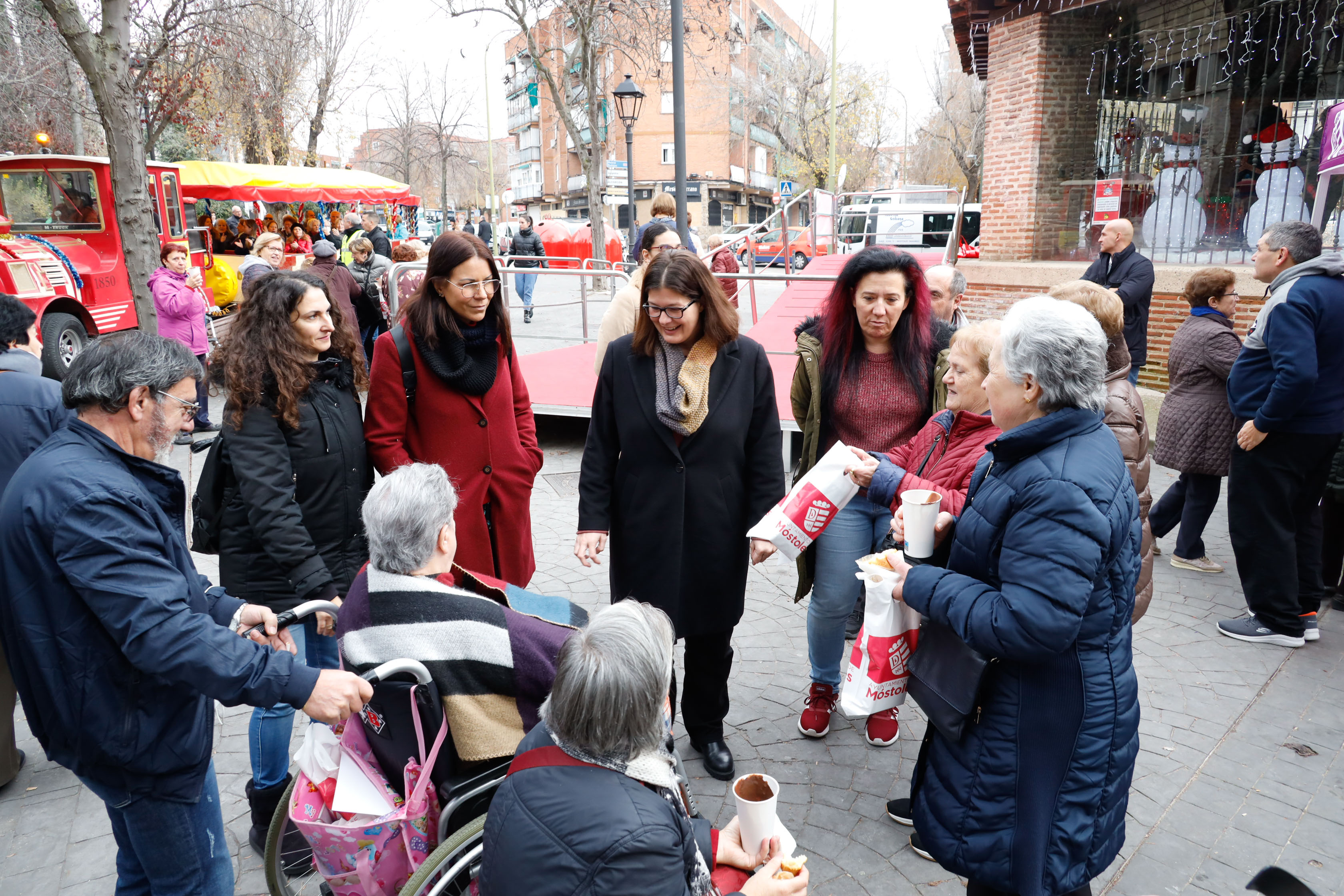 Texto Alternativo: Papa Noel recibe a cerca de 140 mayores en su Fábrica de Deseos en Móstoles