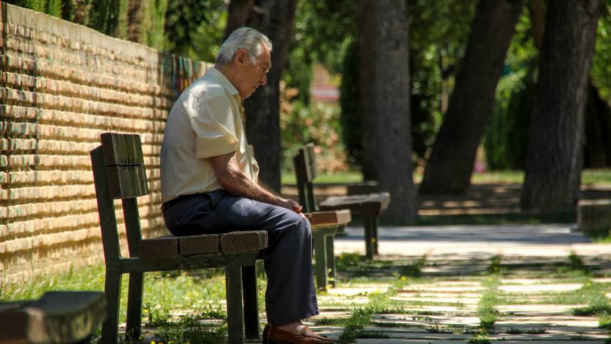 Texto Alternativo: La Comunidad de Madrid recibe el premio AMADE a la “Mejor Iniciativa” por sus actuaciones frente a la soledad no deseada en las personas mayores