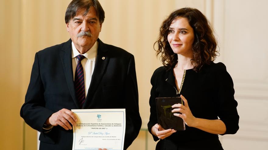 Texto Alternativo: Díaz Ayuso recibe el premio Pupitre de oro por su labor de protección de la enseñanza y la familia como valores fundamentales