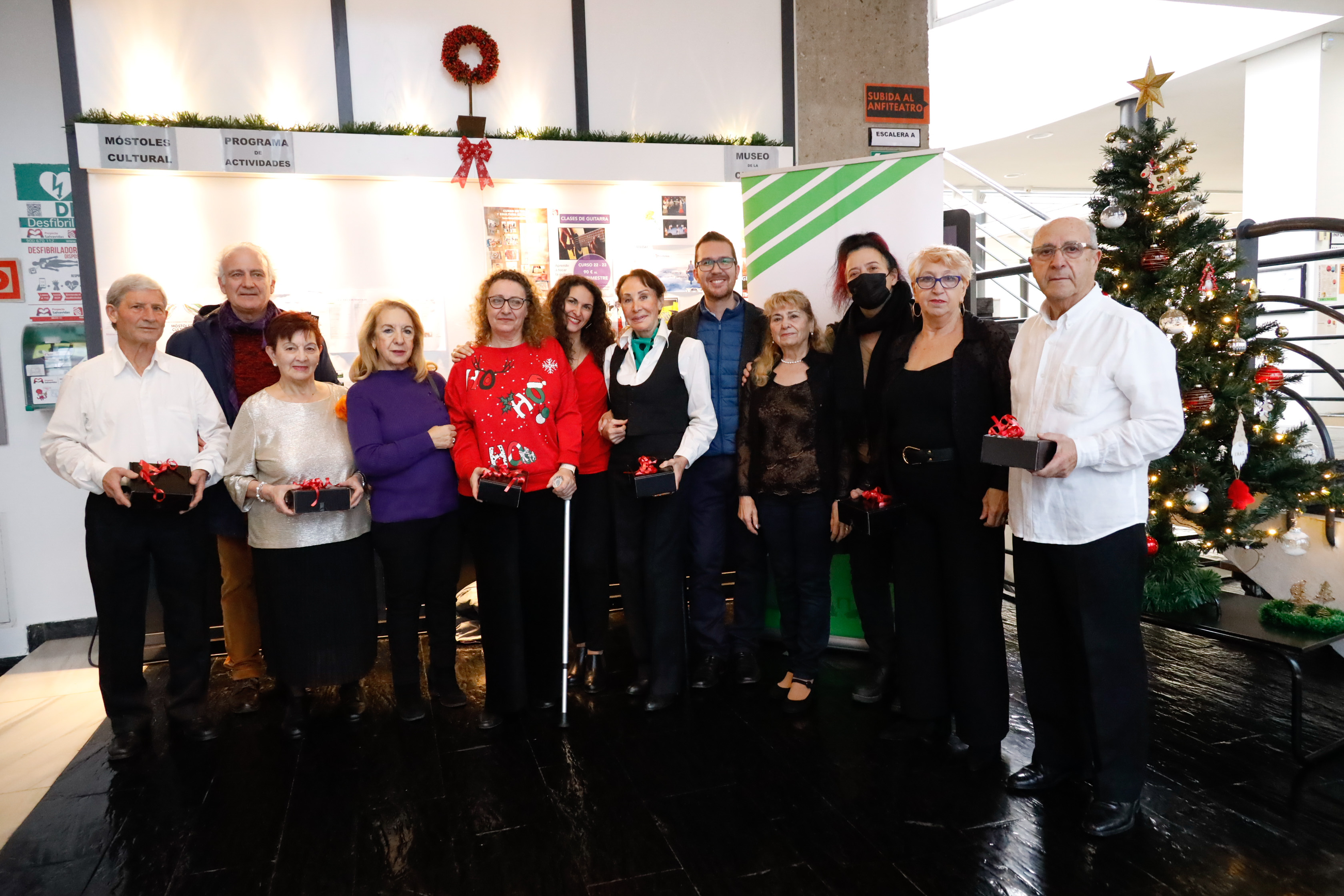 Texto Alternativo: Los mayores disfrutan de un festival de Navidad en el Centro Cultural Villa de Móstoles