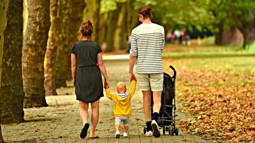 Texto Alternativo: La Comunidad de Madrid incrementa más de un 50% las ayudas económicas a 1.700 familias de acogida