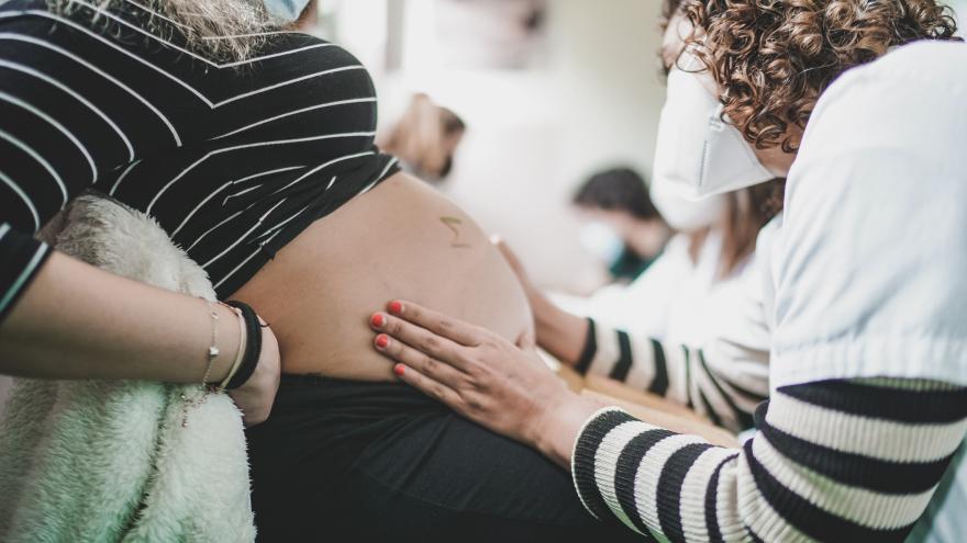 Texto Alternativo: La Comunidad de Madrid flexibiliza el acceso a las ayudas de 500 euros mensuales para madres menores de 30 años