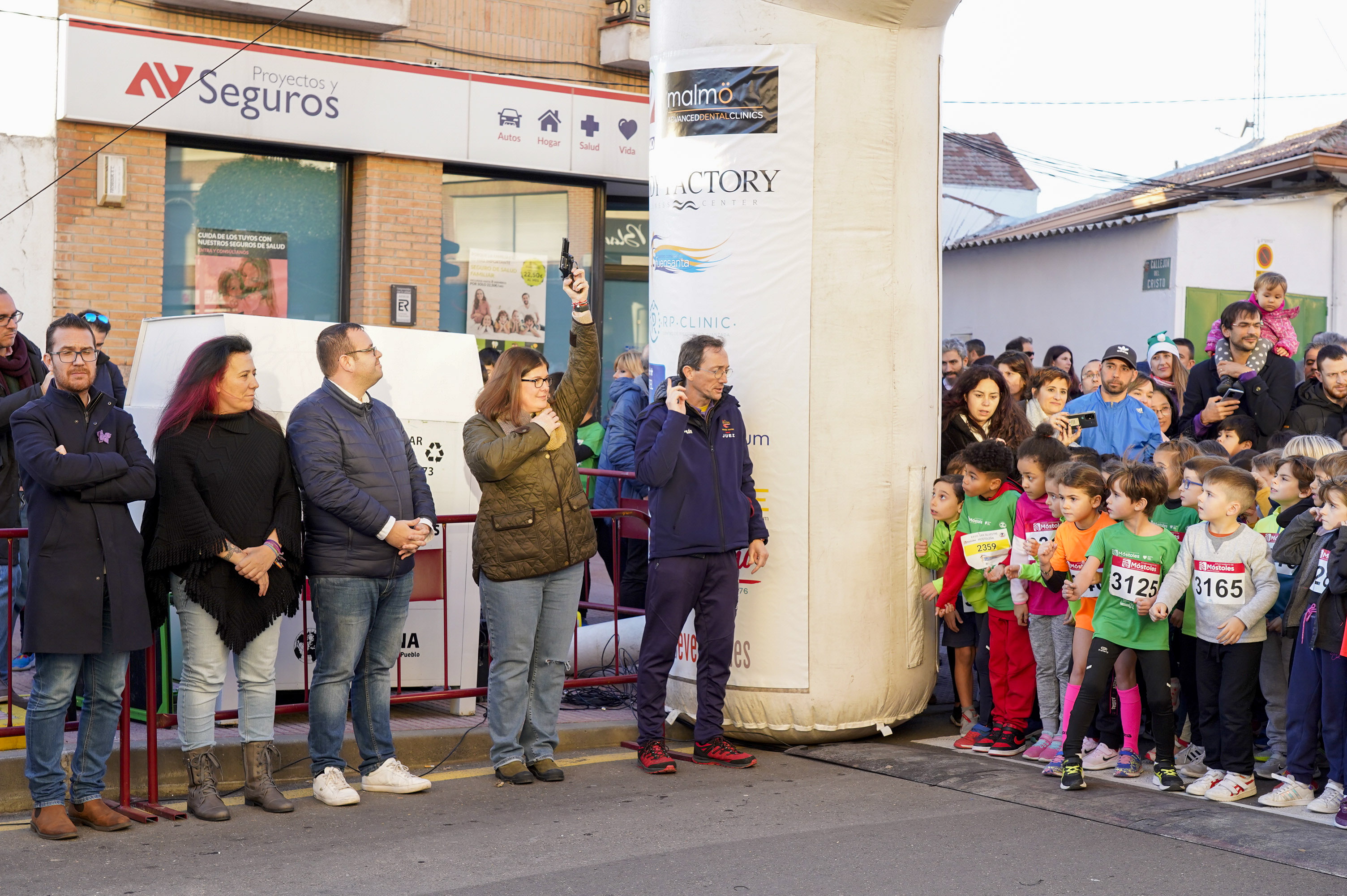 Texto Alternativo: Más de 1700 atletas llenaron de color las calles de Móstoles en la XXVIII San Silvestre