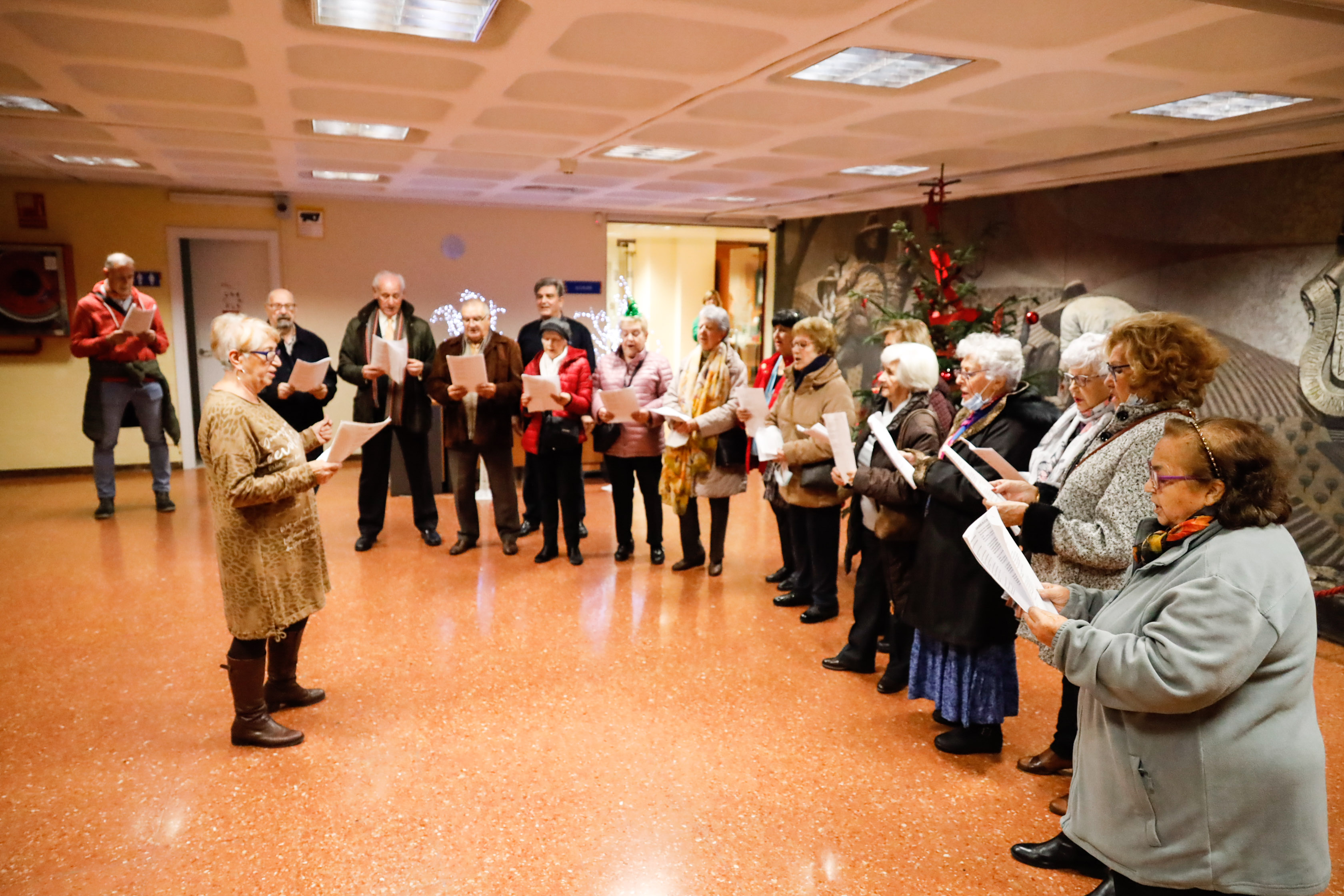 Texto Alternativo: El Coro de Mayores Juan XXIII interpreta sus tradicionales villancicos en el Ayuntamiento de Móstoles